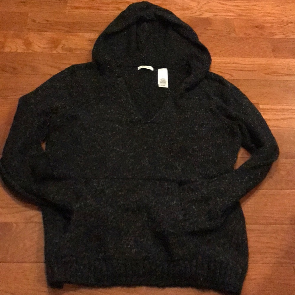 WOMEN’S vneck sweater with hood
